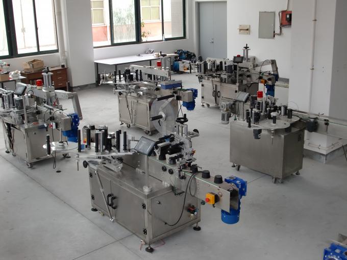 Ruudukujuline pudel kahepoolse horisontaalse märgistamise masinaga tavaline või ebaregulaarne mahuti