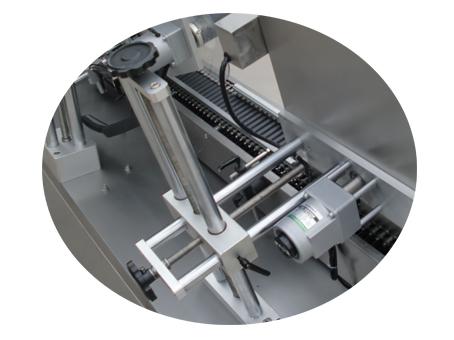 Paberitoru märgistamise masin 500 rulli paneb isekleepuva riidest kleebise sildi