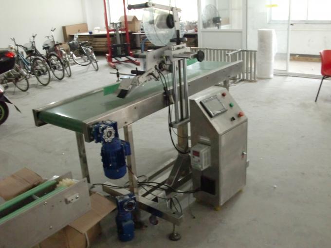 Lauaplaadi isekleepuva kleebise lameda pinnaga siltide aplikaator objektide söötmise masinaga