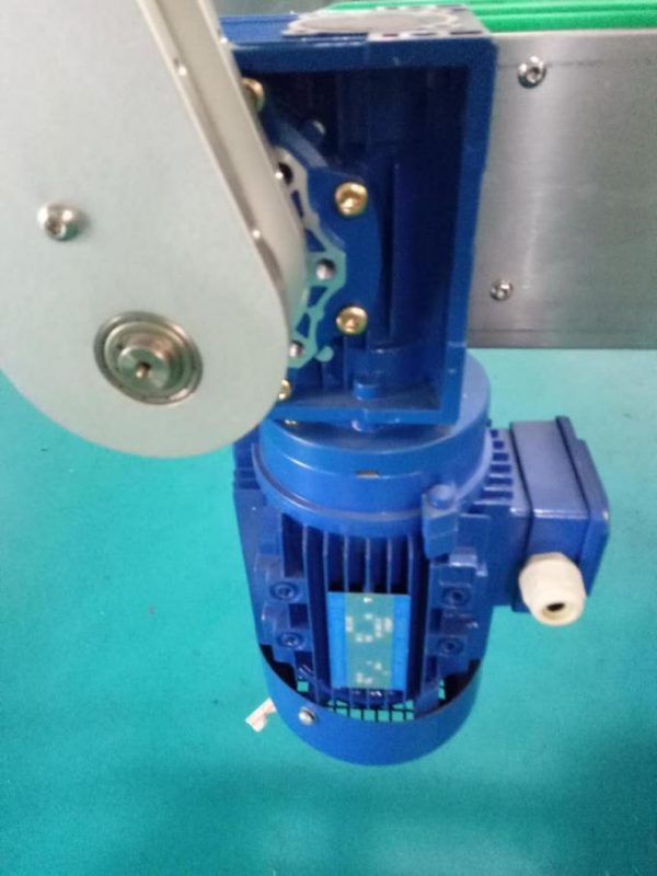 SUS304 kabineti kahepoolne neljakandiline pudelikleebise märgistamise masin isikliku hügieeni toodetega