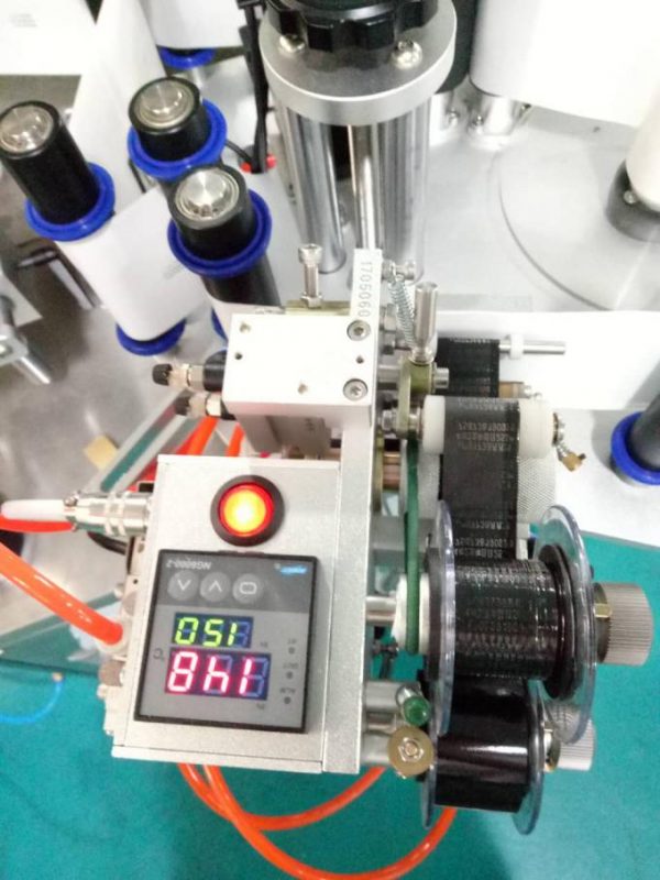 Automaatne kahekordse külgkleebise sildistamise masin koos otsimisseadme ja kodeerimismasinaga