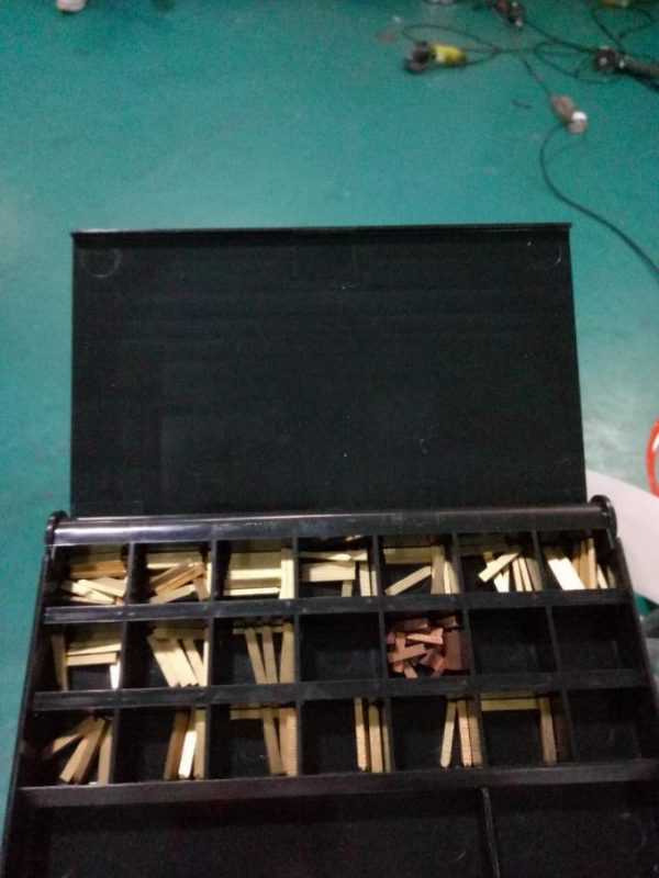 Automaatne kahekordse külgkleebise sildistamise masin koos otsimisseadme ja kodeerimismasinaga