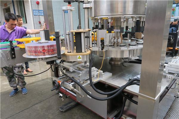 CE pöörleva kleebise sildistamise masin ühe täisautomaatse pudeli tiivaga