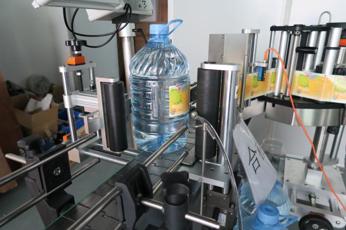 5L joogivee ümmarguse pudeli kleebise sildistamise masin, isekleepuva sildi kleepimise masin