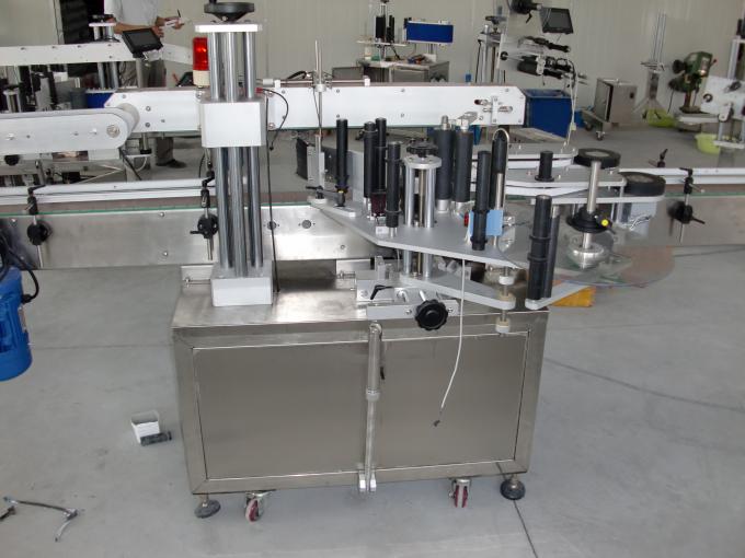 Plast- ja klaaspudelid PLC juhivad automaatse kahepoolse kleebise sildimasina servomootorit