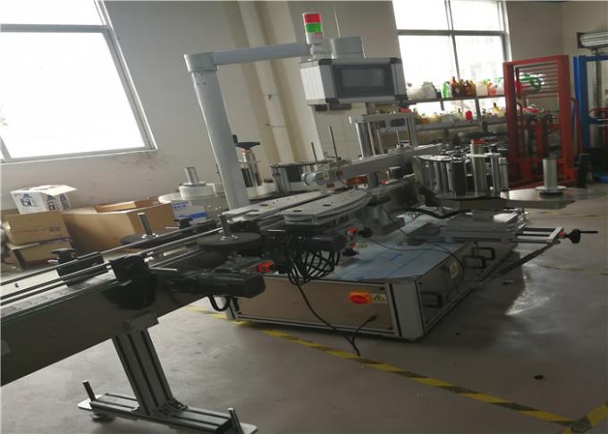 Isekleepuva kleebise märgistamise masin kemikaalide, veeplastist pudelipulga 3 sildi jaoks