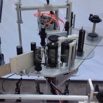 Ülemine / alumine külg vertikaalse kleebisega ümmargune pudeli automaatse sildistamise masin