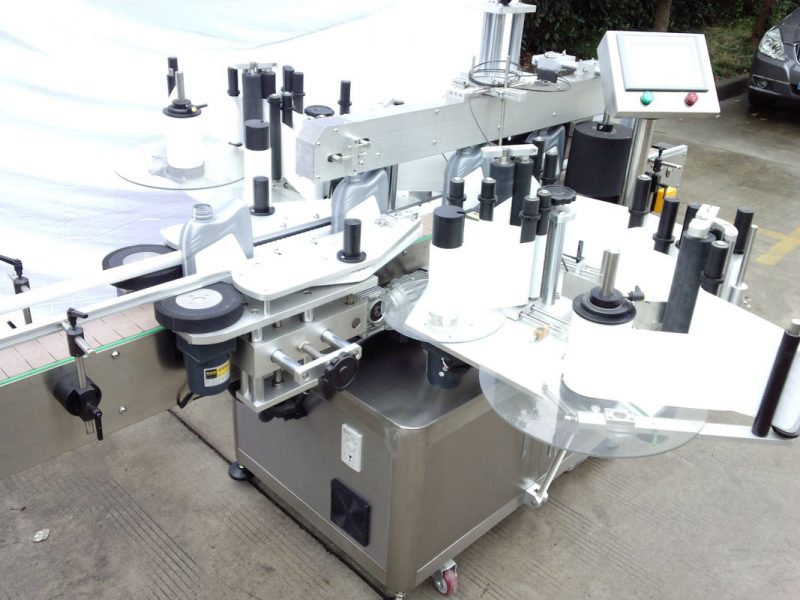 Hiina CE-sertifikaadi automaatse pudeli märgistamise seadmete klaaspudeli topeltkleebise tarnija