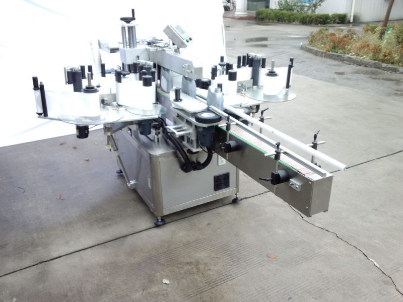 Hiina automaatne kahepoolse kleebise sildistamise masin, mille esi- ja tagakülg on ovaalne, ümmargune, ruudukujulise pudeli fikseeritud tarnija