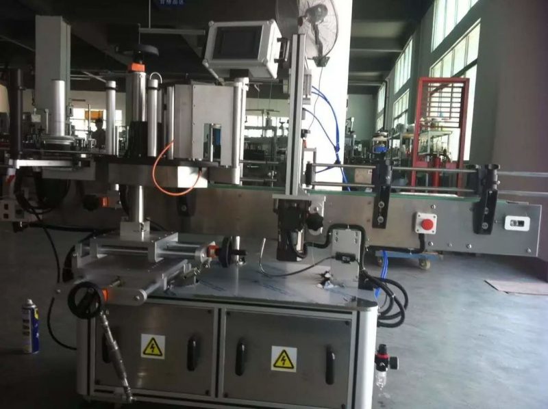 Hiina puu- / köögiviljamahla ümmarguse pudeli kleebise märgistamise masin joogitööstuse tarnija jaoks