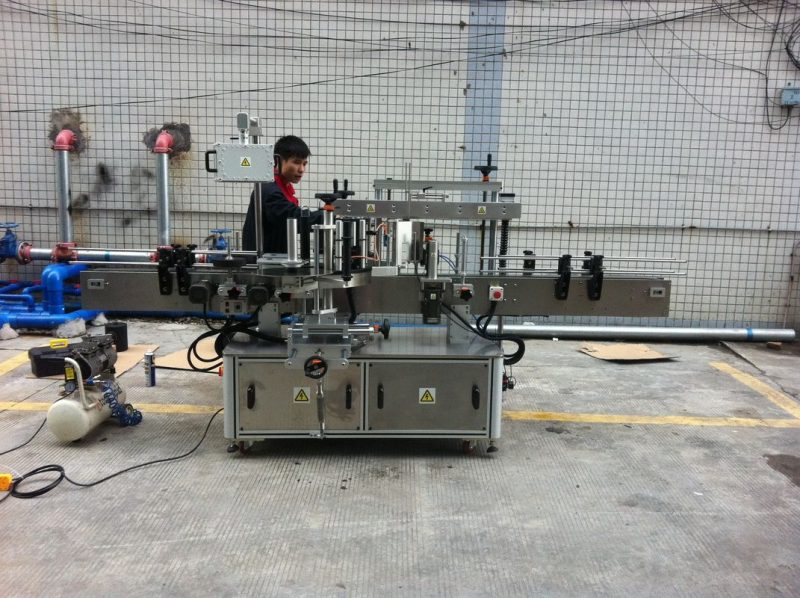 Hiina täisautomaatne kleepuv ümmargune pudeli märgistamise masin lemmiklooma pudelite esi- ja tagakülje tarnija jaoks